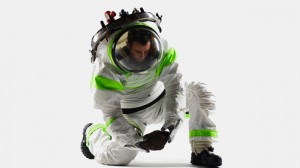 Los nuevos uniformes de la NASA serán de película