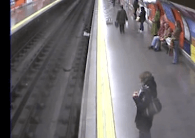 Policía salva a una mujer tras caer a las vías del metro