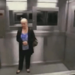 La niña en el ascensor