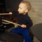 Niño toca perfecto la batería, un genio