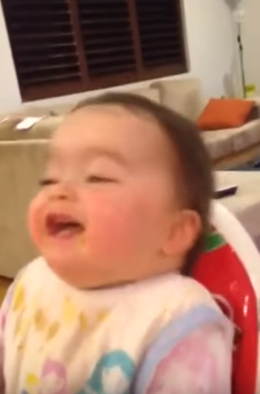 Bebé ríe a carcajadas al descubrir su nariz