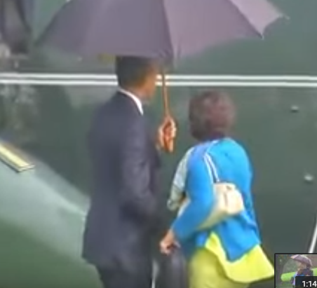 Obama comparte paraguas con sus asistentes