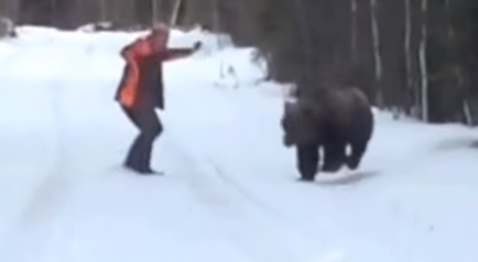 Rugiendo hombre se defiende de oso en Suecia