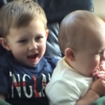  Video del Bebe Que Muerde el Dedo de su Hermano