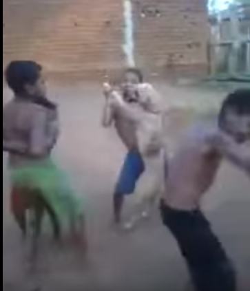 Niños bailando con su perro