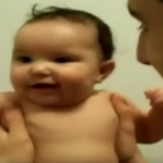Padre asustando a su bebé con su risa malvada