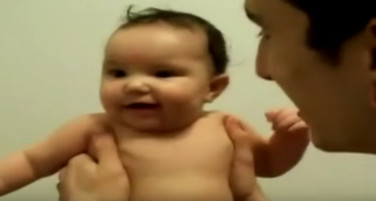 Padre asustando a su bebé con su risa malvada